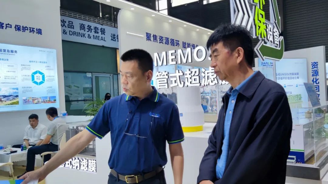 嘉戎技術(shù)總經(jīng)理蔣林煜與客戶(hù)交談