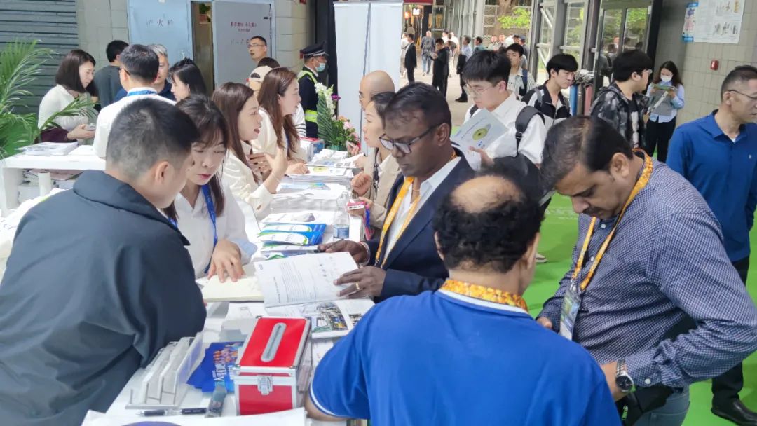 東南亞客戶(hù)光臨嘉戎技術(shù)展臺咨詢(xún)污水處理